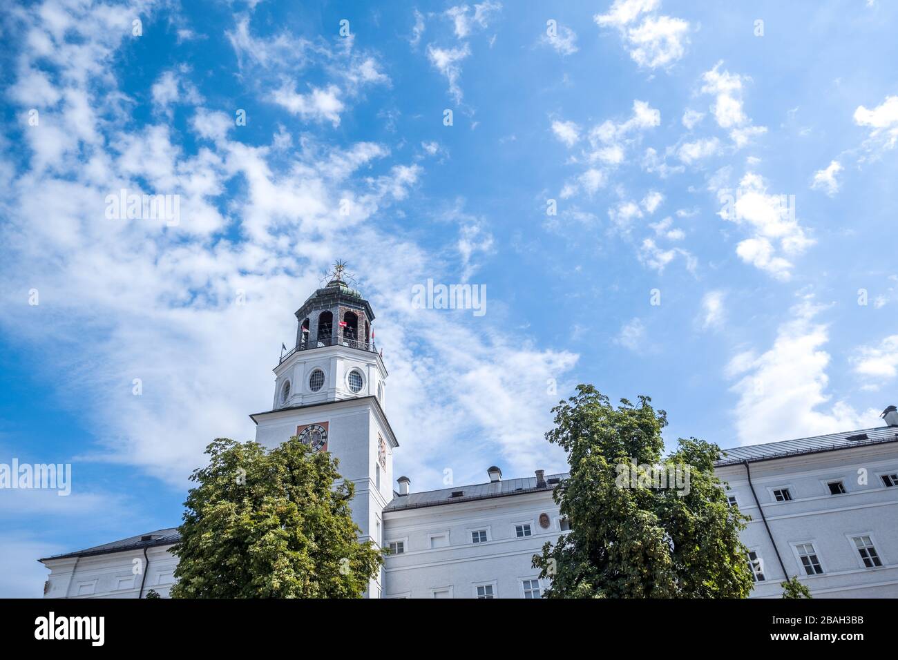 Regardez le célèbre clocher (Salzburger Glockenspiel) avec un ciel bleu et des nuages de cirrus derrière. Musée de Salzbourg, Autriche Banque D'Images