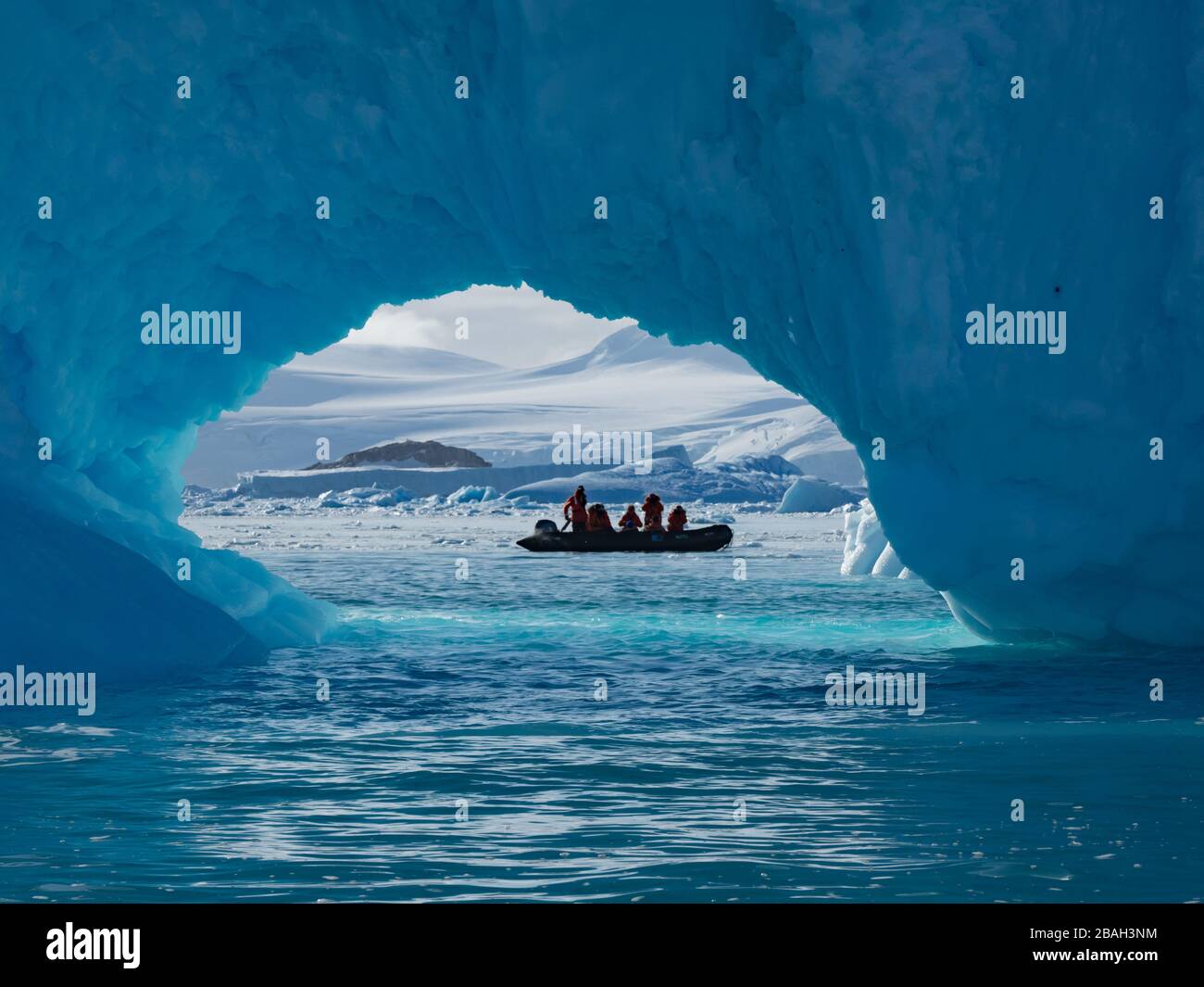 Zodiaque croisière parmi la glace à Cierva Cove sur la péninsule Antarctique Banque D'Images