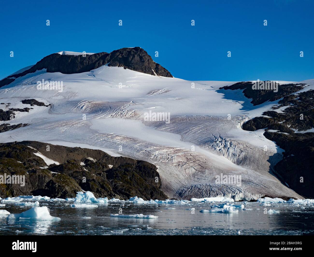 Zodiaque croisière parmi la glace à Cierva Cove montrant fondre en raison du réchauffement de la planète dans la péninsule Antarctique Banque D'Images