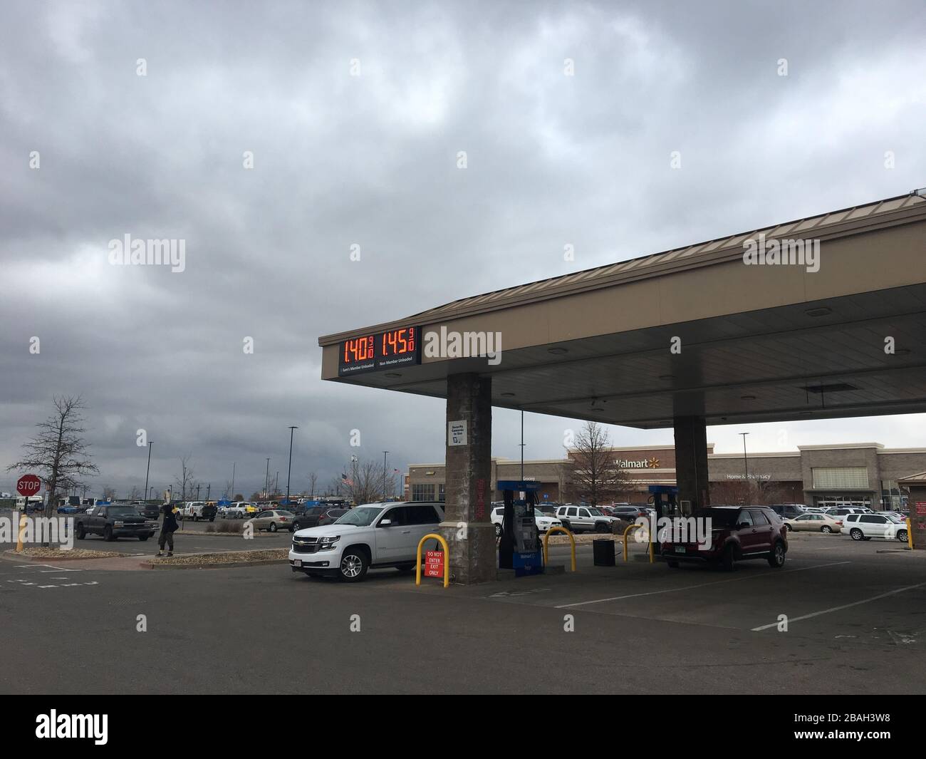 Les prix du gaz ont chuté au milieu de l'éclosion de COVID-19 - Sams Club, Stapleton, Denver, Colorado, États-Unis Banque D'Images