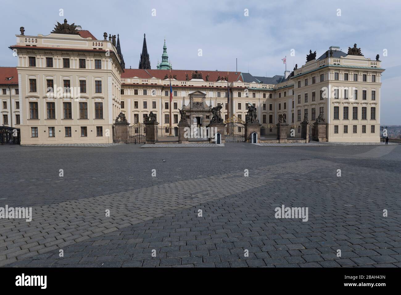 La place Hradcanske devant le château de Prague surpeuplement normal de touristes à Prague, République tchèque, 26 mars 2020. (CTK photo/Ondrej Deml) Banque D'Images