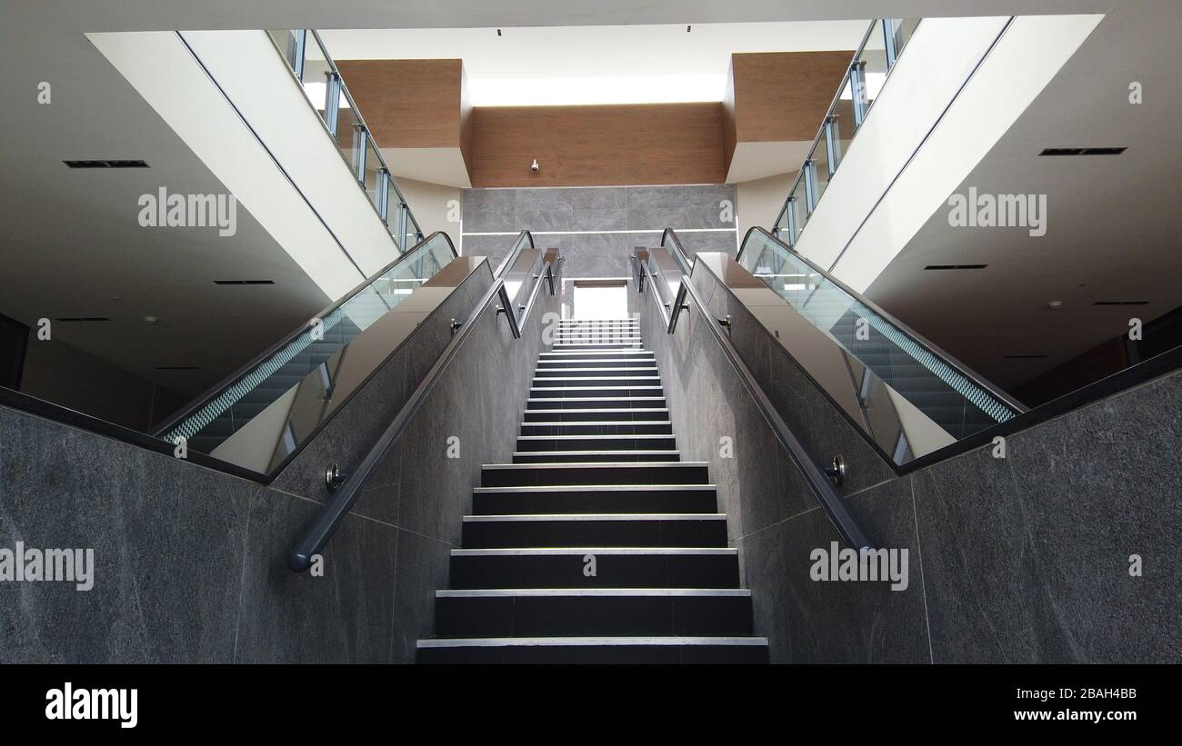 ESCALLERAS ELÉCTRICAS Y DE CONCRÉTO Banque D'Images