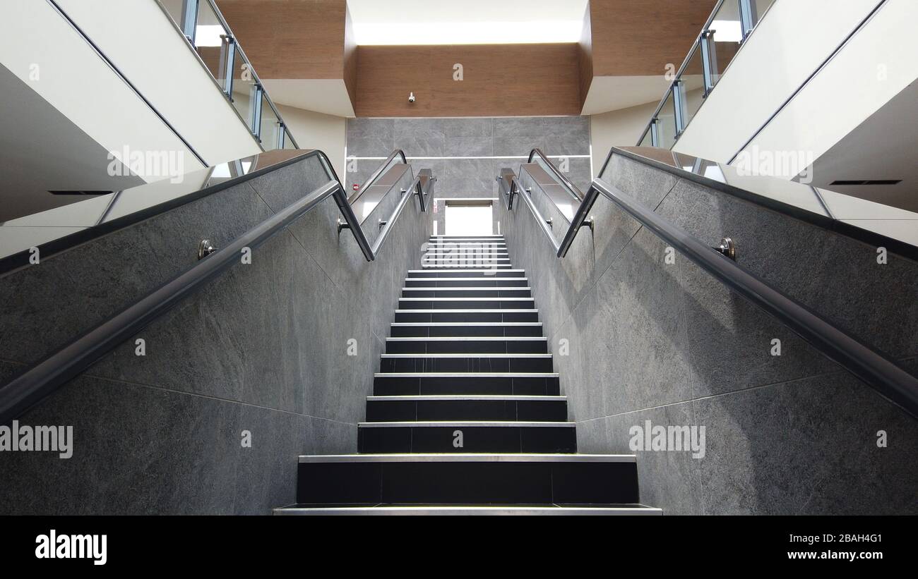 ESCALLERAS ELÉCTRICAS Y DE CONCRÉTO Banque D'Images