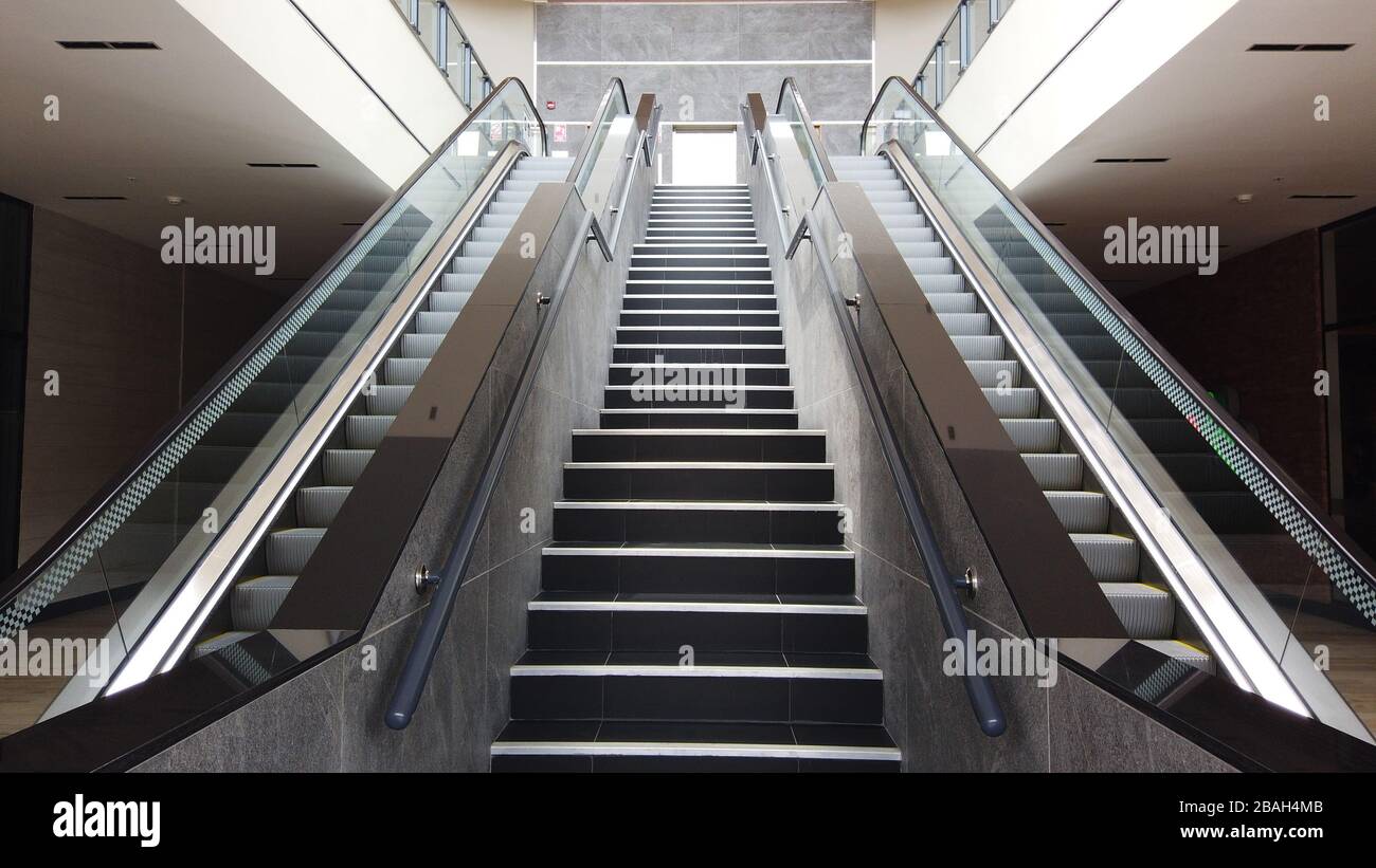 ESCALLERAS ELÉCTRICAS Y DE CONCRÉTO Banque D'Images