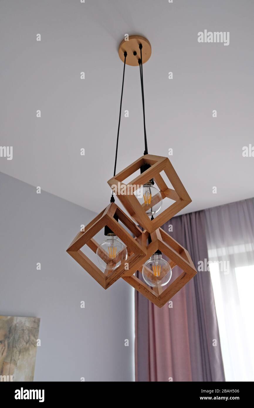 Lustre de plafond original, cubes en bois et lampes à l'intérieur. Lustre  carré au plafond dans la chambre Photo Stock - Alamy