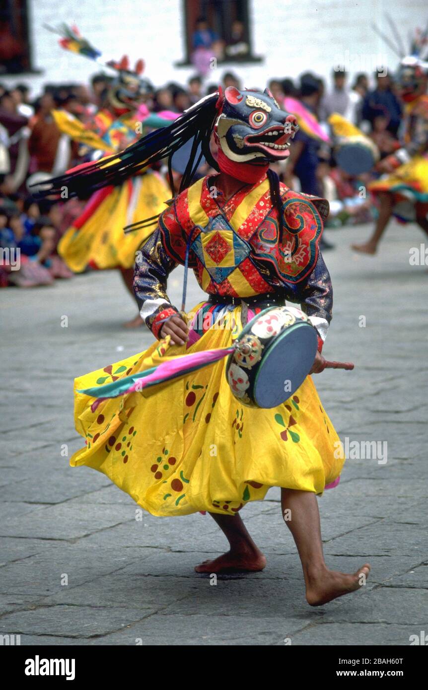 Une batterie de danseur de moine tout en faisant des gestes et dansant pendant le festival annuel Thimphu Tsechu au Bhoutan. Banque D'Images