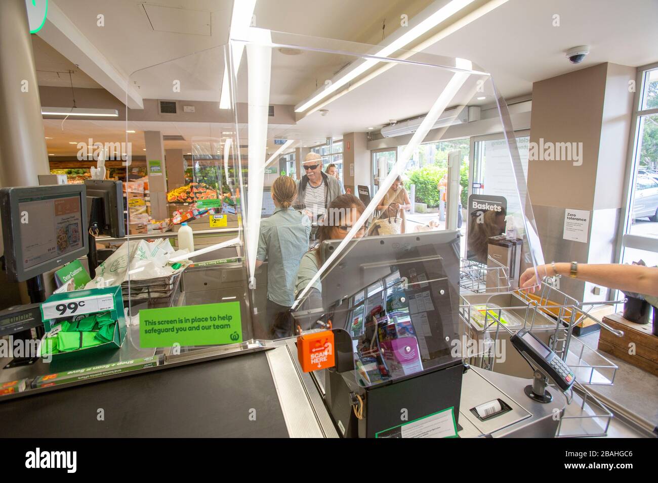 Sydney, Australie. Samedi 28 mars 2020. Woolworths supermarchés déploie l'installation d'écrans de protection à l'échelle nationale pour protéger son personnel contre le Coronavirus. Crédit Martin Berry/Alay Live News Banque D'Images