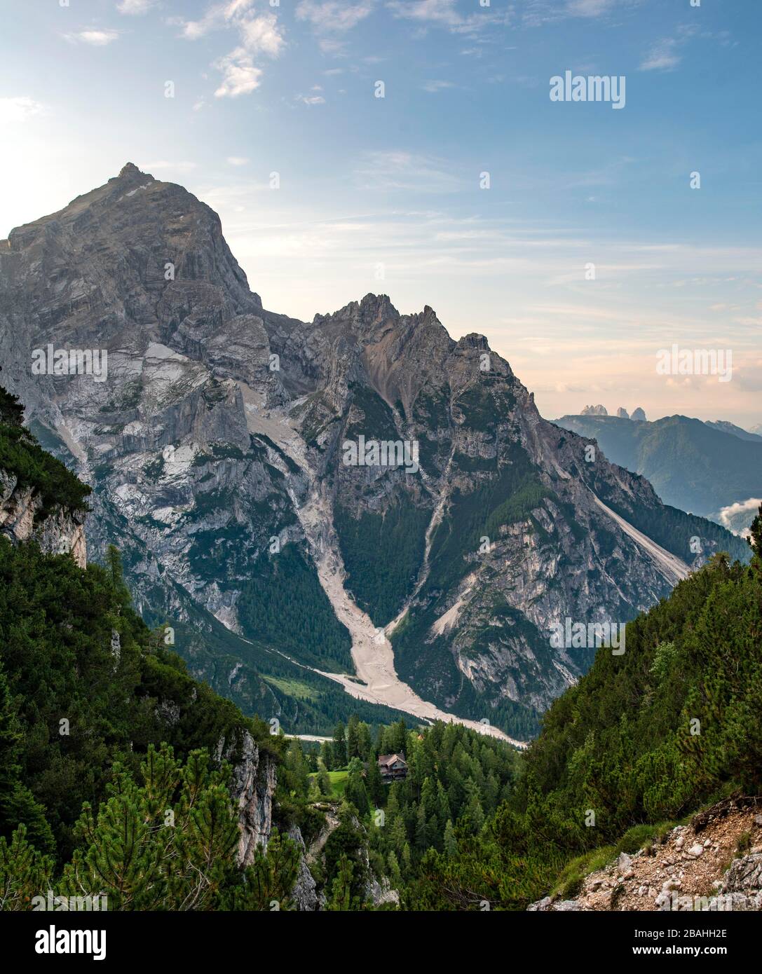 Vue sur le pic Cima Scooter et le Rifugio San Marco, ascension vers Forcella Grande, Sorapiss circuit, Dolomites, Belluno, Italie Banque D'Images