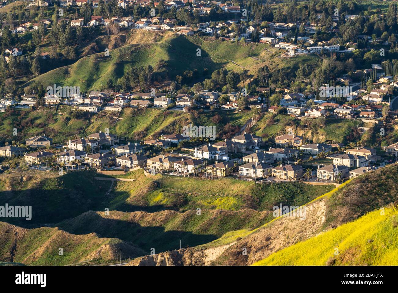 Rangées de montagnes au sommet d'une colline vue sur les maisons dans la vallée de San Fernando au nord de Los Angeles, Californie. Banque D'Images