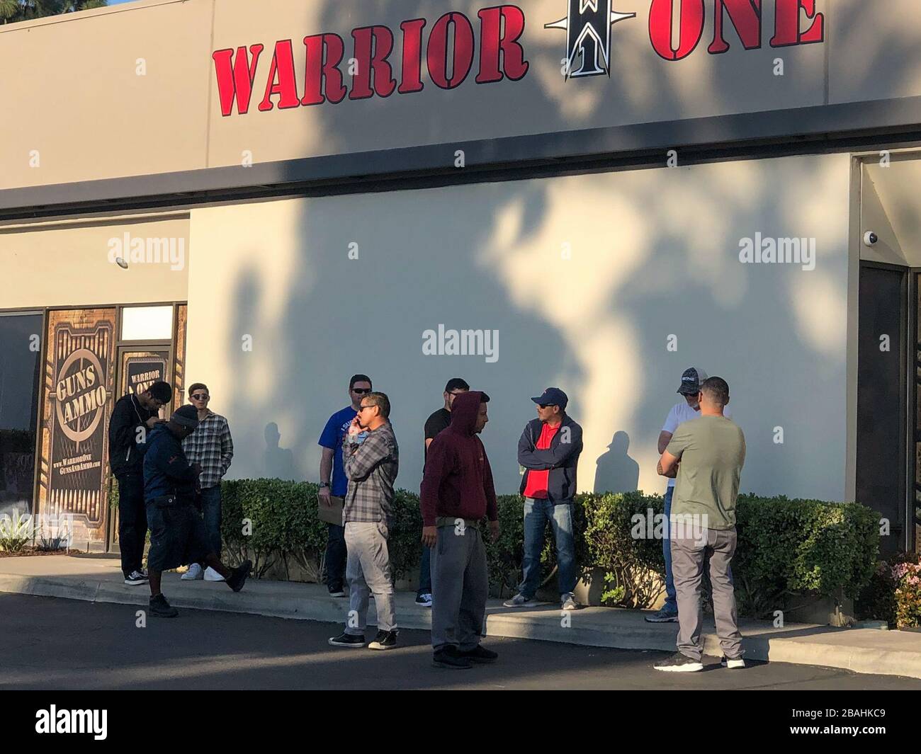 Riverside, États-Unis. 27 mars 2020. Les gens attendent à l'extérieur du magasin Warrior One Guns & Ammo, le vendredi 27 mars 2020, à Riverside, Calif. Il y a eu une éruption de nouvelles ventes d'armes à feu juste quelques jours après le shérif voisin du comté de Los Angeles Alex Villanueva a déclaré que les magasins d'armes de mardi ne sont pas des entreprises essentielles et a ordonné aux députés de s'assurer qu'ils ont été fermés pendant la crise du coronavirus. (Dylan Stewart/image of Sport) photo par crédit : Newscom/Alay Live News Banque D'Images