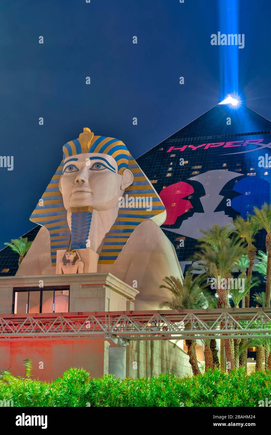 Le casino de Louxor et le laser pyramidal de Las Vegas, Nevada, États-Unis. Banque D'Images