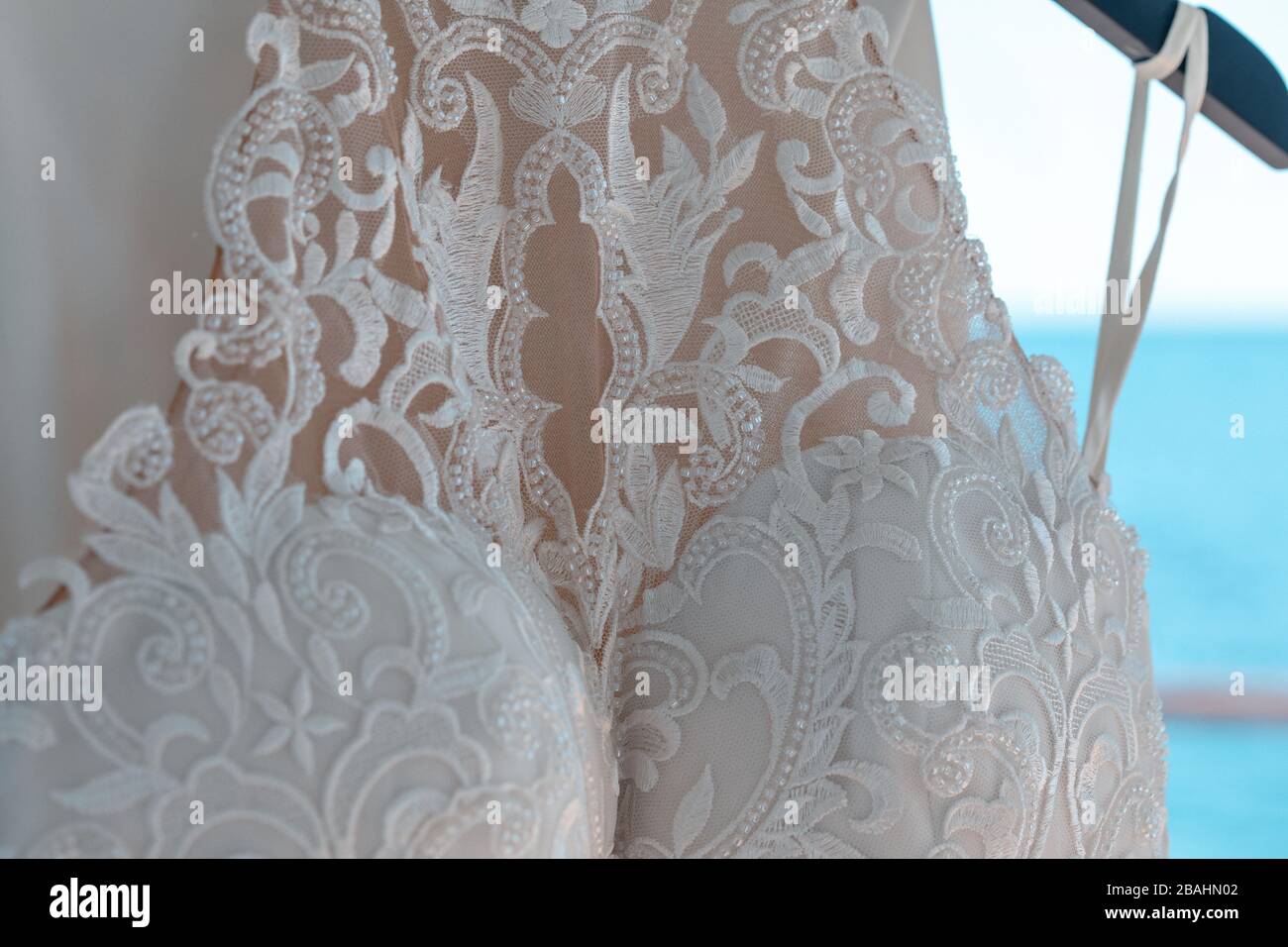 Gros plan sur une robe de mariage blanche au-dessus de l'océan en Jamaïque Banque D'Images