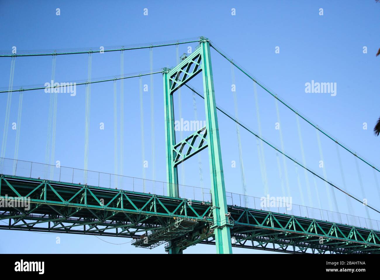 SAN PEDRO, LOS ANGELES, CALIFORNIE, États-Unis - 27 MARS : vue du pont Vincent Thomas au port de Los Angeles pour aider à la pandémie de COVID-19 du coronavirus le 27 mars 2020 à San Pedro, Los Angeles, Californie, États-Unis. Le navire contient 1 000 lits qui seront utilisés pour traiter les patients non coronavirus dans un effort pour libérer des lits d'hôpital pour ceux qui souffrent de COVID-19. Les 800 membres du personnel médical du navire aideront à alléger la charge pesant sur les hôpitaux de la région lorsqu'ils sont confrontés à la pandémie. (Photo de Xavier Collin/image Press Agency) Banque D'Images