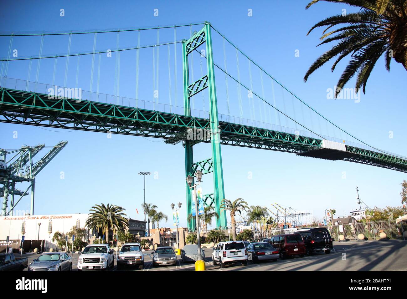 SAN PEDRO, LOS ANGELES, CALIFORNIE, États-Unis - 27 MARS : vue du pont Vincent Thomas au port de Los Angeles pour aider à la pandémie de COVID-19 du coronavirus le 27 mars 2020 à San Pedro, Los Angeles, Californie, États-Unis. Le navire contient 1 000 lits qui seront utilisés pour traiter les patients non coronavirus dans un effort pour libérer des lits d'hôpital pour ceux qui souffrent de COVID-19. Les 800 membres du personnel médical du navire aideront à alléger la charge pesant sur les hôpitaux de la région lorsqu'ils sont confrontés à la pandémie. (Photo de Xavier Collin/image Press Agency) Banque D'Images