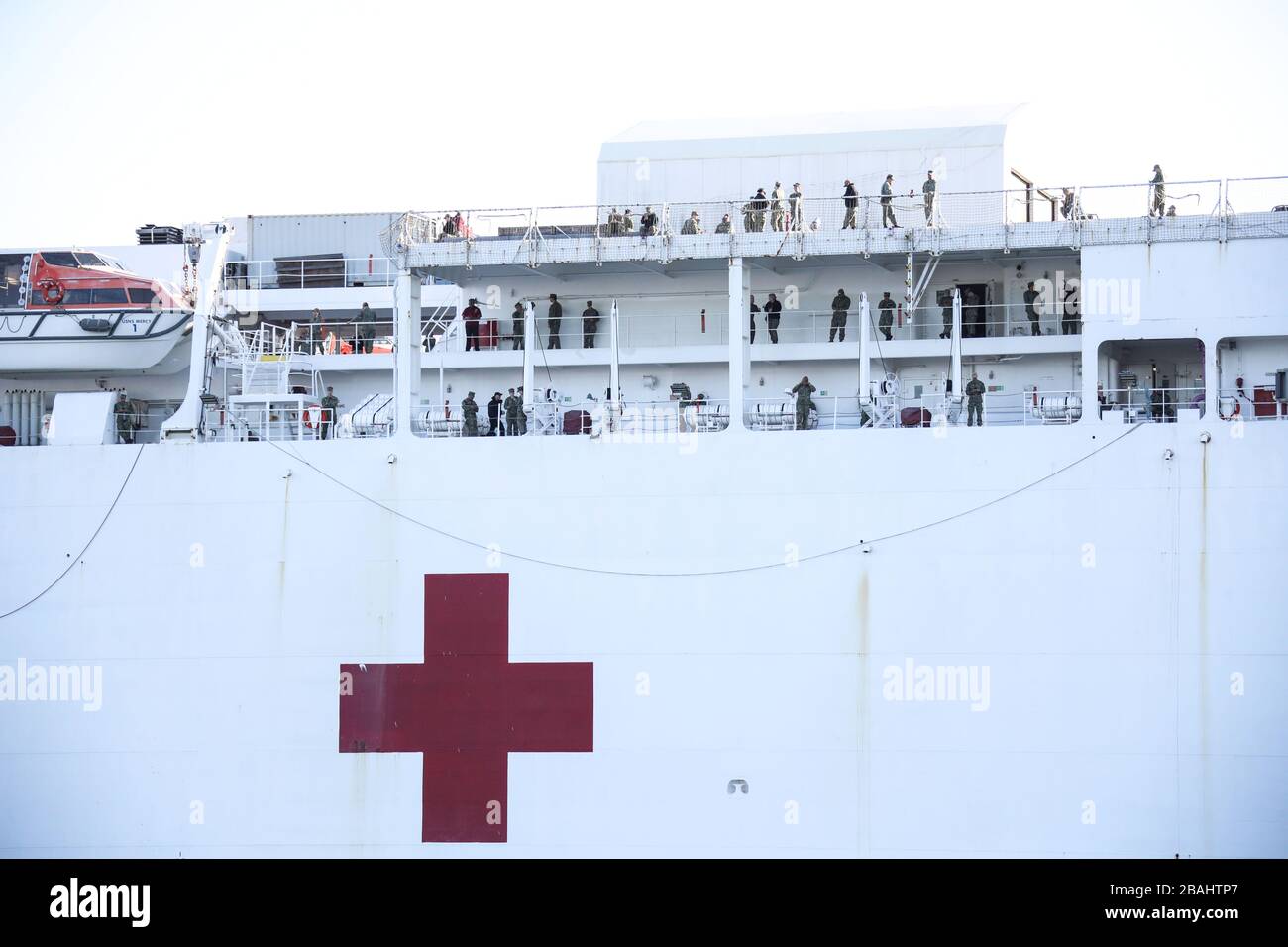SAN PEDRO, LOS ANGELES, CALIFORNIE, États-Unis - 27 MARS: US Navy Hospital Ship USNS Mercy arrive au port de Los Angeles pour aider avec le coronavirus COVID-19 pandémie le 27 mars 2020 à San Pedro, Los Angeles, Californie, États-Unis. Le navire contient 1 000 lits qui seront utilisés pour traiter les patients non coronavirus dans un effort pour libérer des lits d'hôpital pour ceux qui souffrent de COVID-19. Les 800 membres du personnel médical du navire aideront à alléger la charge pesant sur les hôpitaux de la région lorsqu'ils sont confrontés à la pandémie. (Photo de Xavier Collin/image Press Agency) Banque D'Images