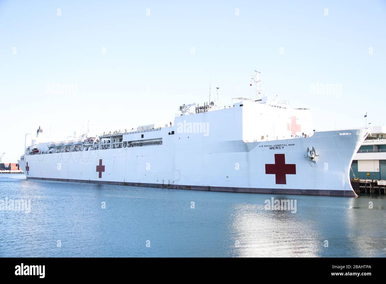 SAN PEDRO, LOS ANGELES, CALIFORNIE, États-Unis - 27 MARS: US Navy Hospital Ship USNS Mercy arrive au port de Los Angeles pour aider avec le coronavirus COVID-19 pandémie le 27 mars 2020 à San Pedro, Los Angeles, Californie, États-Unis. Le navire contient 1 000 lits qui seront utilisés pour traiter les patients non coronavirus dans un effort pour libérer des lits d'hôpital pour ceux qui souffrent de COVID-19. Les 800 membres du personnel médical du navire aideront à alléger la charge pesant sur les hôpitaux de la région lorsqu'ils sont confrontés à la pandémie. (Photo de Xavier Collin/image Press Agency) Banque D'Images
