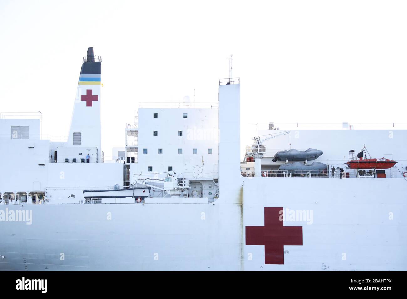 SAN PEDRO, LOS ANGELES, CALIFORNIE, États-Unis - 27 MARS: US Navy Hospital Ship USNS Mercy arrive au port de Los Angeles pour aider avec le coronavirus COVID-19 pandémie le 27 mars 2020 à San Pedro, Los Angeles, Californie, États-Unis. Le navire contient 1 000 lits qui seront utilisés pour traiter les patients non coronavirus dans un effort pour libérer des lits d'hôpital pour ceux qui souffrent de COVID-19. Les 800 membres du personnel médical du navire aideront à alléger la charge pesant sur les hôpitaux de la région lorsqu'ils sont confrontés à la pandémie. (Photo de Xavier Collin/image Press Agency) Banque D'Images