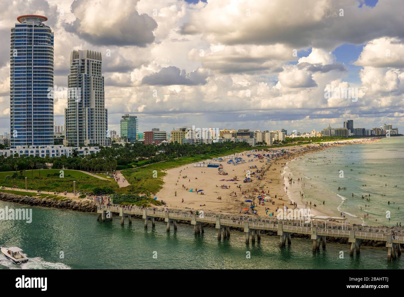 Voie navigable intercôtière partant du port de Miami avec les gratte-ciel de la ville en arrière-plan. Grand marché d'importation pour le commerce américain. Banque D'Images