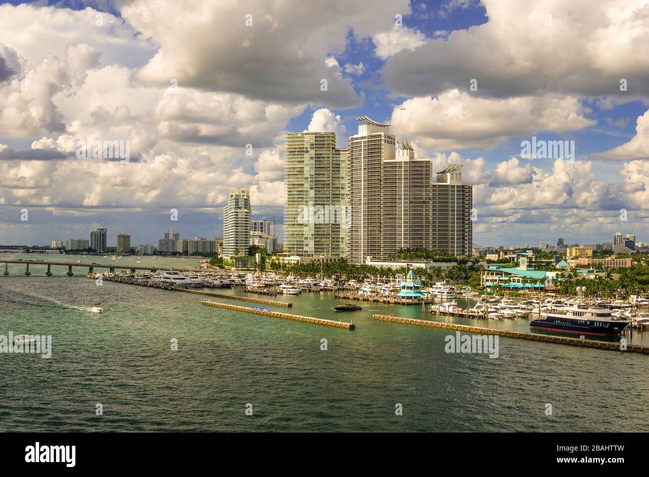 Voie navigable intercôtière partant du port de Miami avec les gratte-ciel de la ville en arrière-plan. Grand marché d'importation pour le commerce américain. Banque D'Images
