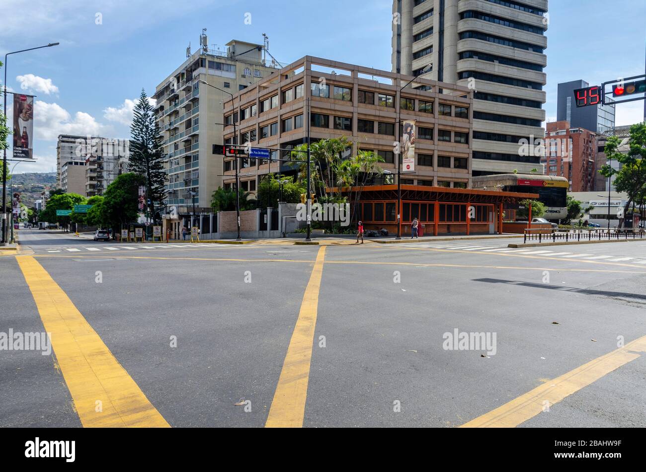 Vider les rues de Caracas pendant une journée de travail (lundi) après le décret de quarantaine. Le Venezuela décrète la quarantaine dans 7 entités après augmentation Banque D'Images
