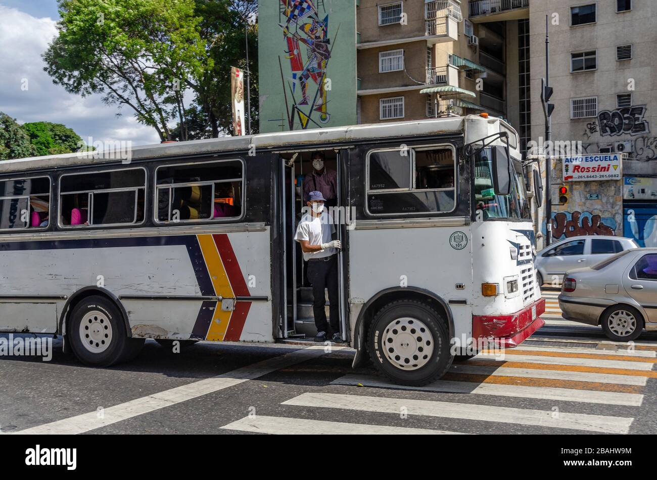 L'utilisation des transports en commun est obligatoire. Le Venezuela décrète la quarantaine dans 7 entités après une augmentation du Coronavirus positif c Banque D'Images