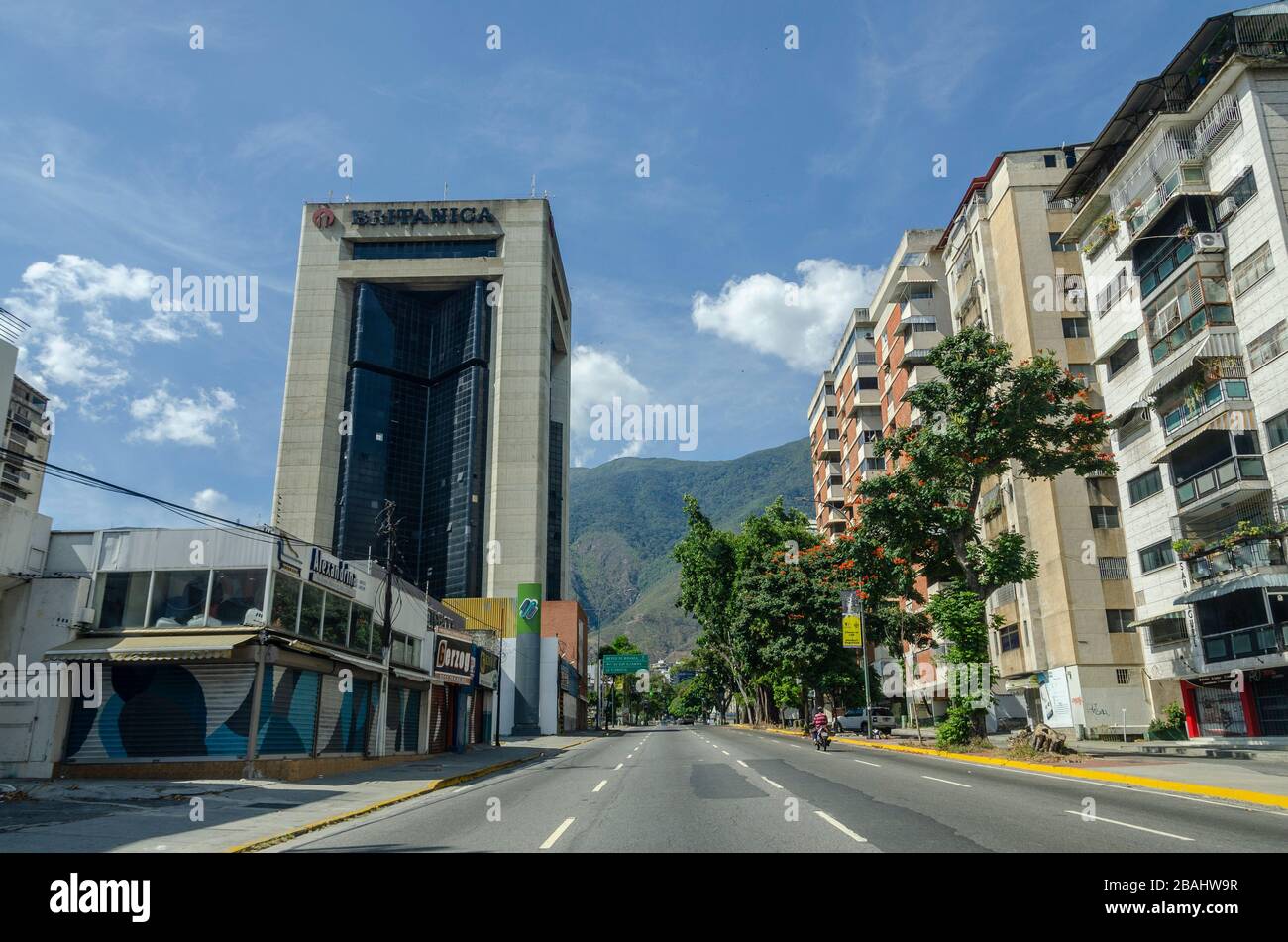 Vider les rues de Caracas pendant une journée de travail (lundi) après le décret de quarantaine. Le Venezuela décrète la quarantaine dans 7 entités après augmentation Banque D'Images