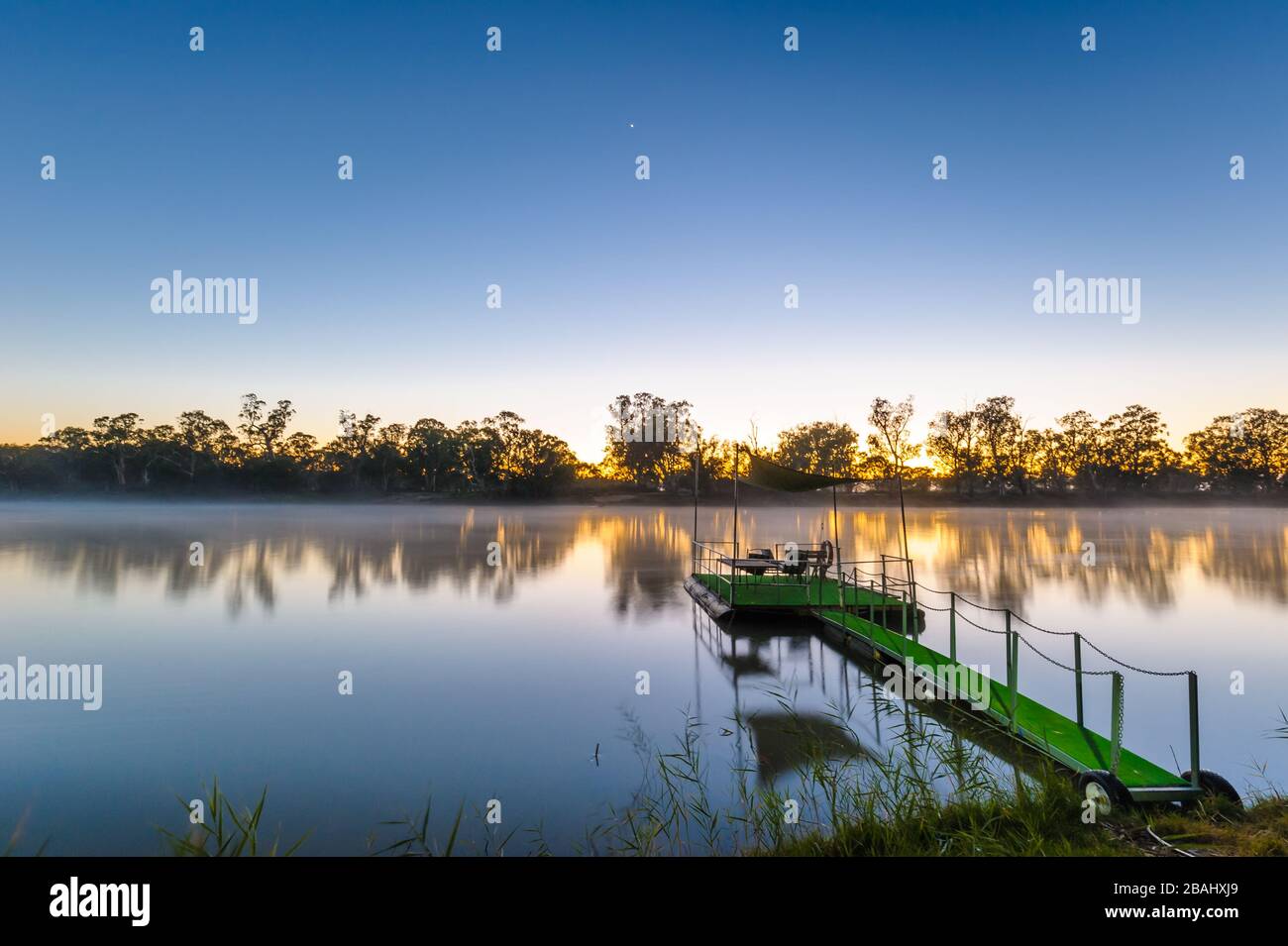Tapis synthétique sur ponton sur la Murray River au coucher du soleil à Blanchetown, en Australie méridionale. Banque D'Images