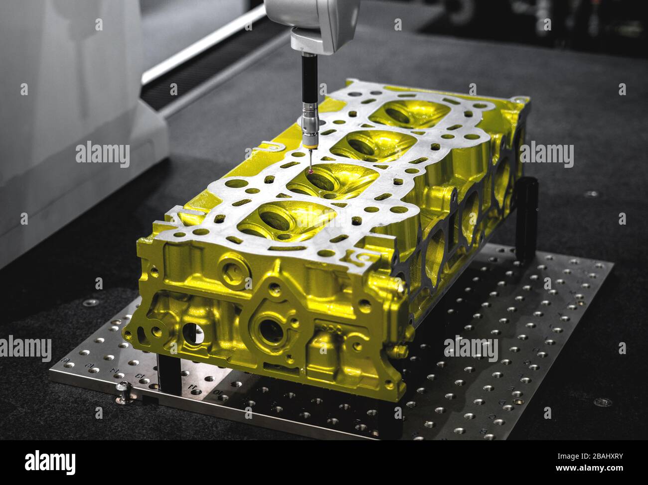 Contrôle de la qualité du forage, fraisage de pièces en aluminium de machines CNC par la machine de mesure coordonnée pour les pièces automobiles industrielles Banque D'Images