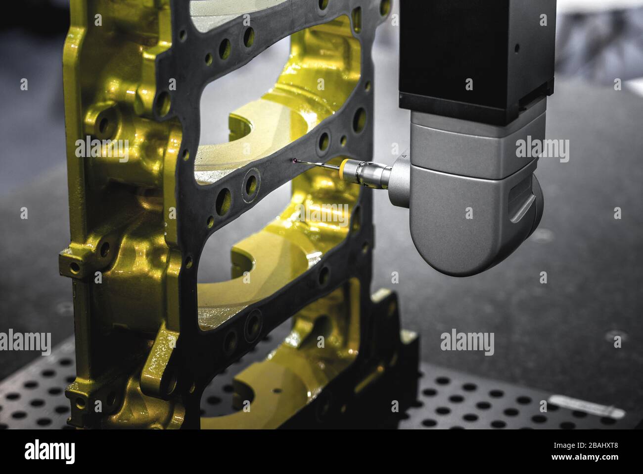 Contrôle de la qualité du forage, fraisage de pièces en aluminium de machines CNC par la machine de mesure coordonnée pour les pièces automobiles industrielles Banque D'Images