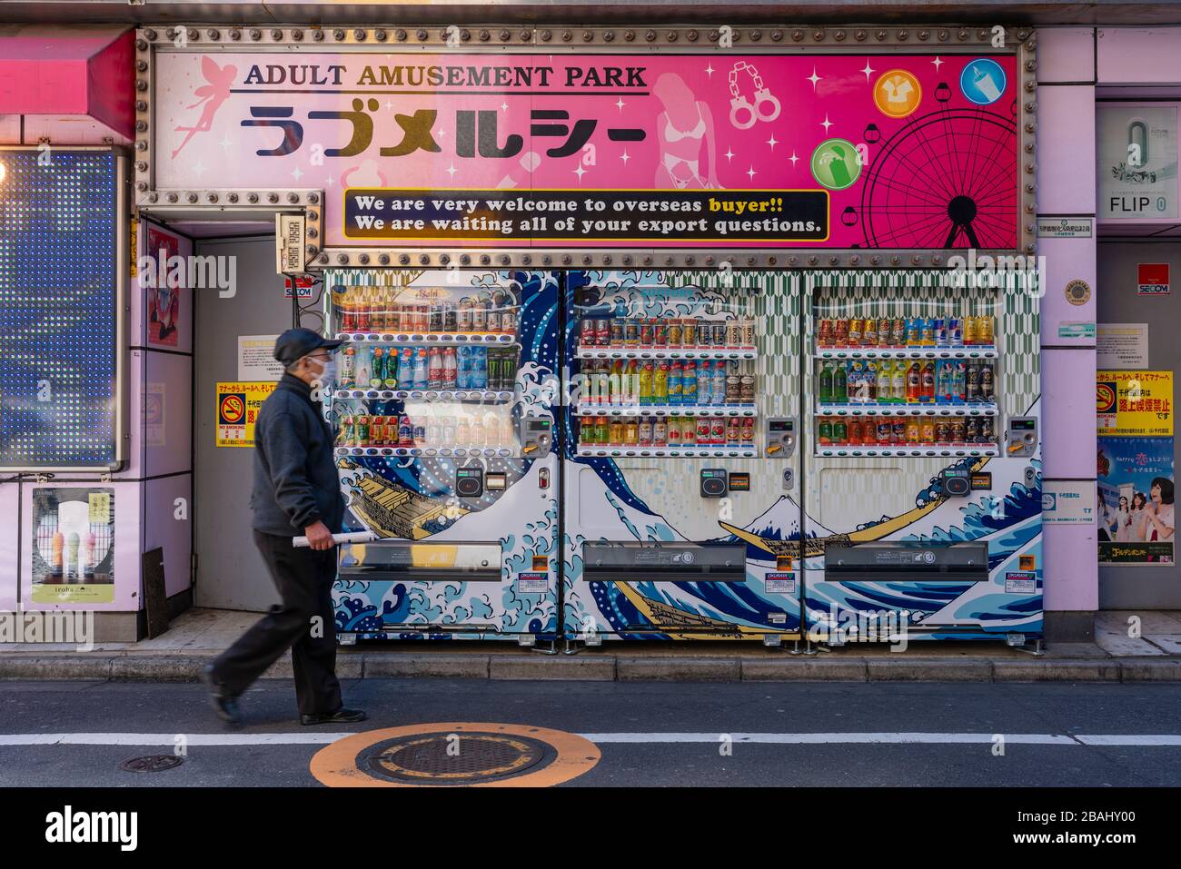 Homme japonais âgé portant un masque facial Banque D'Images