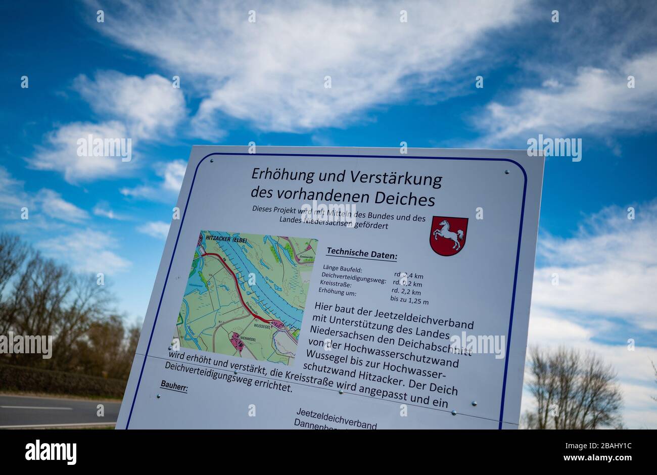 Hitzacker, Allemagne. 25 mars 2020. Un panneau est situé près du site de construction de la digue. En particulier avec des digues la précaution est prise, après l'inondation est avant l'inondation. Crédit: Philipp Schulze/dpa/Alay Live News Banque D'Images