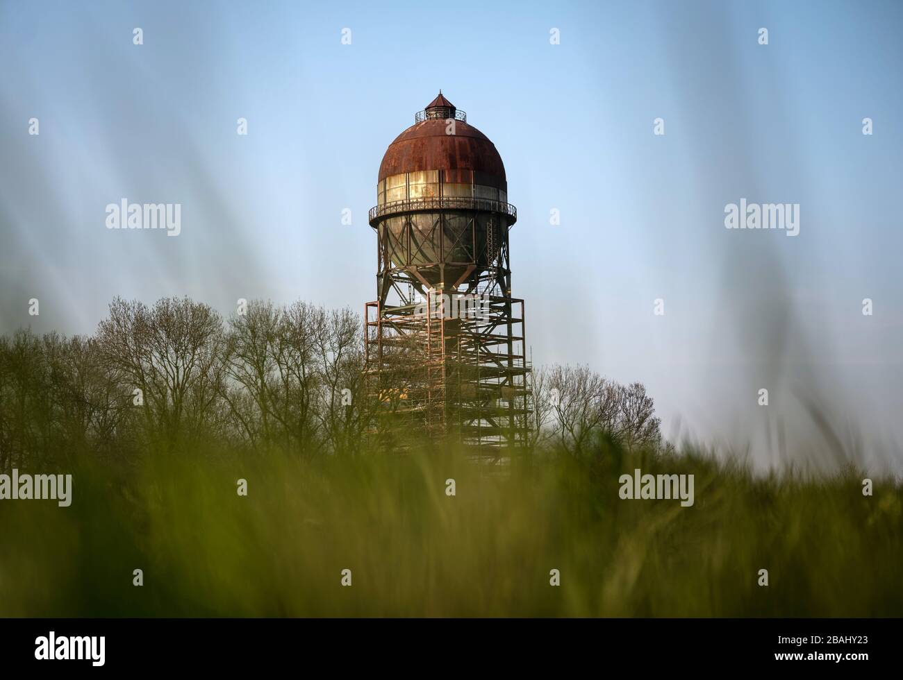 Dortmund, Allemagne. 27 mars 2020. Le "Lanstroper EI", un réservoir d'eau de haut niveau datant de 1905, est un projet de la Deutsche Stiftung Denkmalschutz (Fondation allemande pour la protection des monuments) qui vise cette année à promouvoir la restauration d'environ 45 monuments en Rhénanie-du-Nord-Westphalie. L'un des principaux projets est l'œuf de lanstrober. Crédit: Bernd Thissen/dpa/Alay Live News Banque D'Images