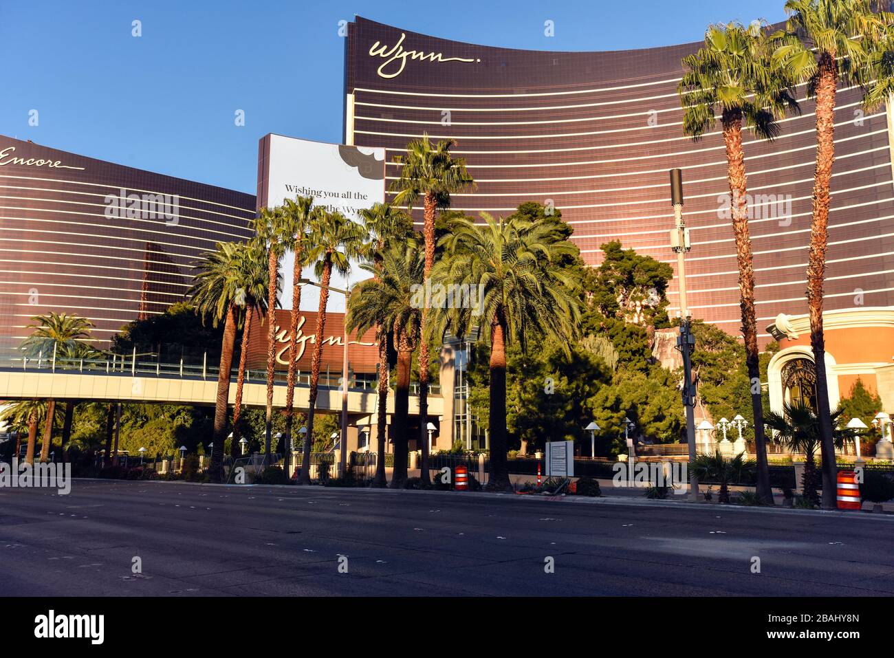 Une semaine dans la fermeture de Las Vegas en raison de Coronavirus, le Strip est assez vide. La plupart des résidents semblent être en voie de répondre à la demande du gouverneur Sisolak de « rester chez eux pour le Nevada », avec des preuves de l’ensemble du comté de Clark, NV. Les rues vides de Las Vegas près du Wynn Resort sur Las Vegas Blvd. Crédit photo : Ken Howard/Alay Banque D'Images