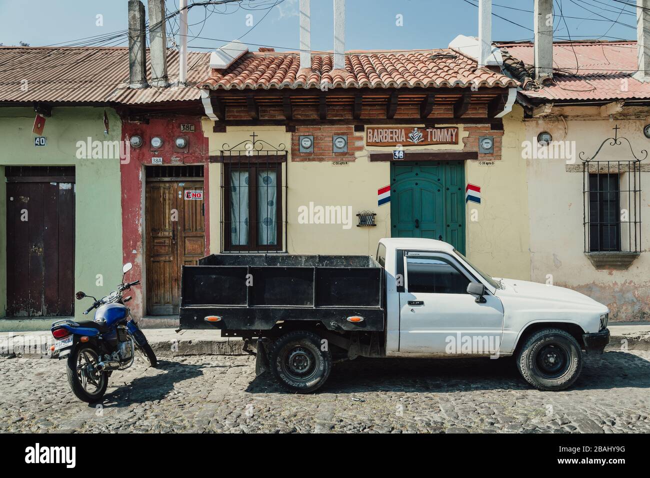 Les rues vides alors que le couvre-feu commence dans la colonie Antigua Guatemala, une destination touristique populaire, les entreprises fermées en raison de la quarantaine pandémique de coronavirus Banque D'Images