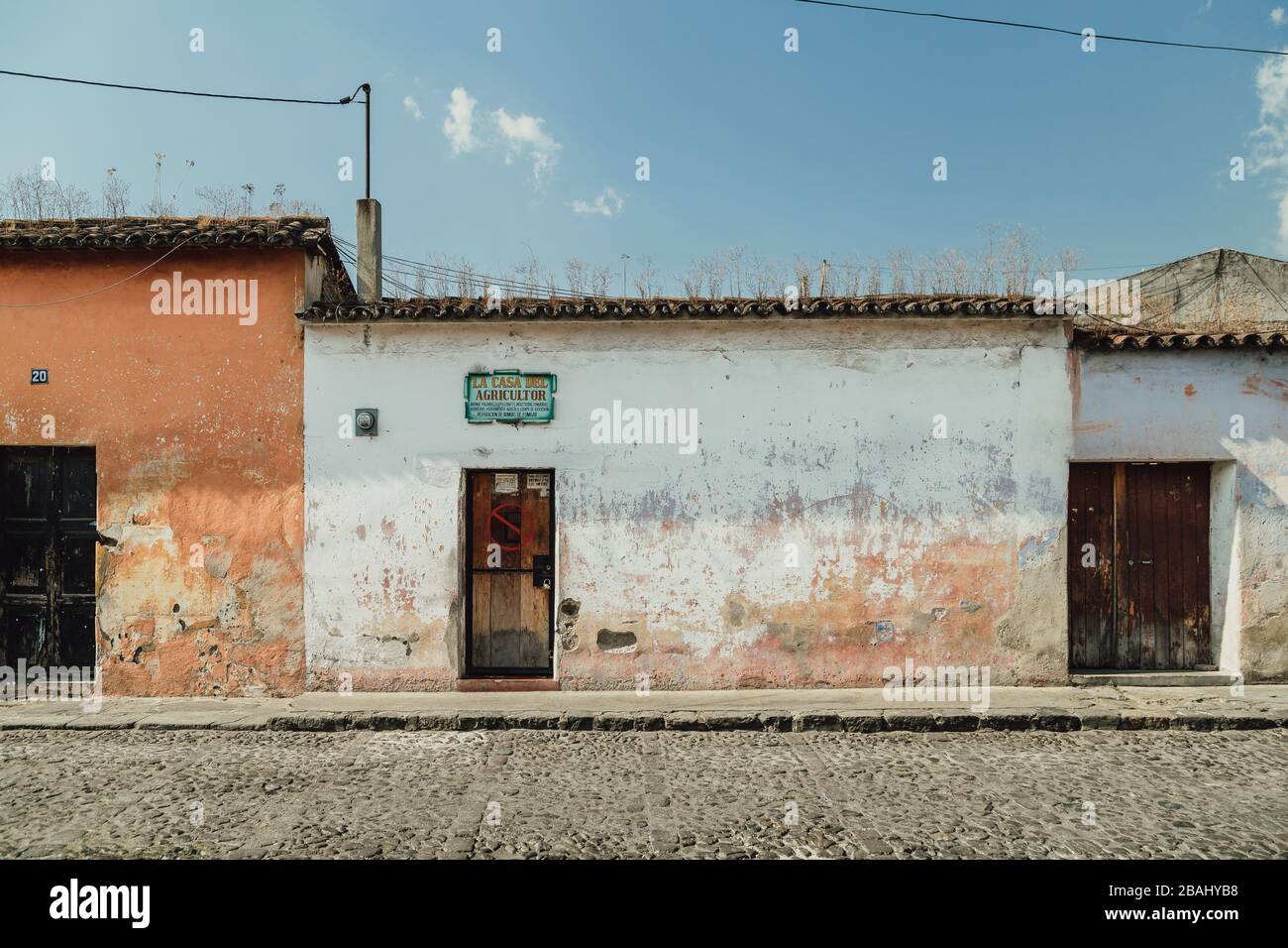 Les rues vides alors que le couvre-feu commence dans la colonie Antigua Guatemala, une destination touristique populaire, les entreprises fermées en raison de la quarantaine pandémique de coronavirus Banque D'Images