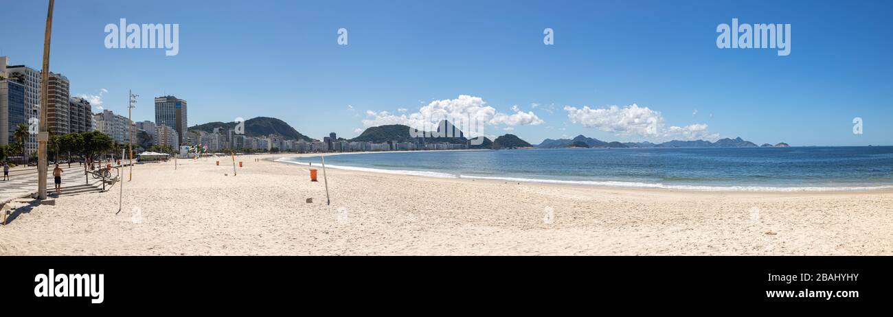Large panorama de la plage et du boulevard Copacabana près de la plage vide avec la montagne de Sugarloaf en arrière-plan pendant l'éclosion du virus Corona COVID-19 Banque D'Images