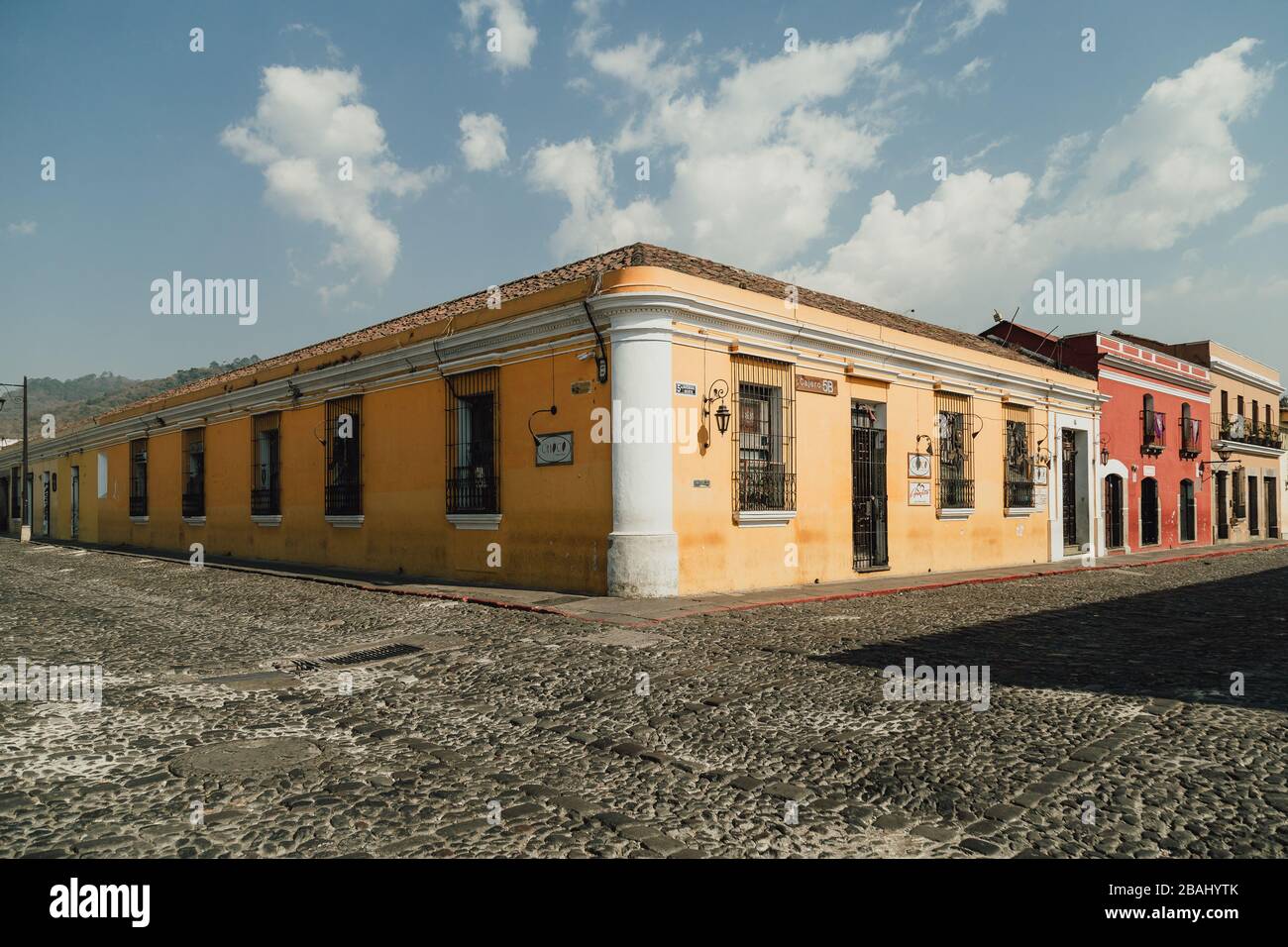 Les rues vides alors que le couvre-feu commence dans la colonie Antigua Guatemala, une destination touristique populaire, les entreprises fermées en raison de la quarantaine pandémique de coronavirus Banque D'Images