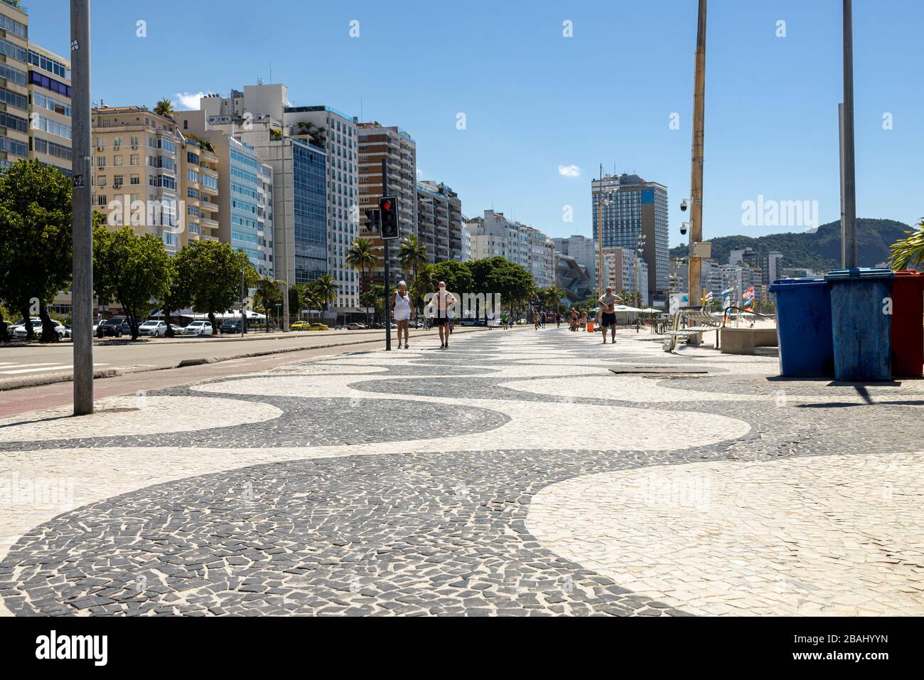Boulevard Copacabana avec un modèle typique de tuiles portugaises avec seulement quelques personnes âgées marchant autour pendant l'éclosion du virus COVID-19 Corona Banque D'Images
