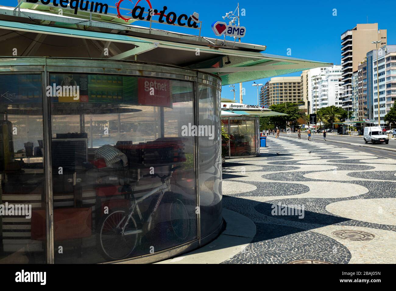 Kiosque fermé sur le boulevard Copacabana à midi pendant l'éclosion du virus COVID-19 Corona Banque D'Images