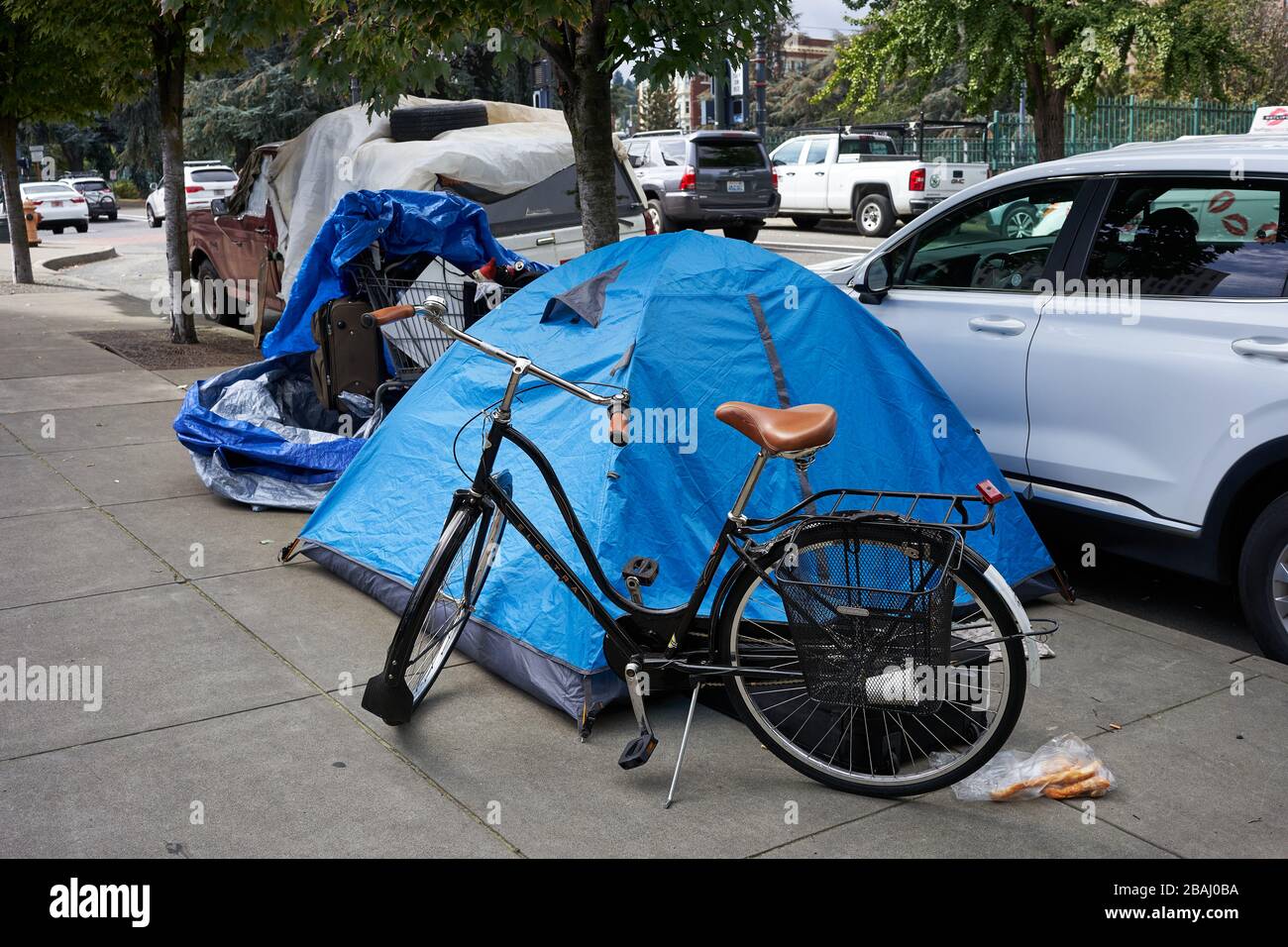 Tente et effets personnels pour sans-abri sur le trottoir dans le centre-ville de Portland, Oregon, vu le vendredi 27 septembre 2019. Banque D'Images