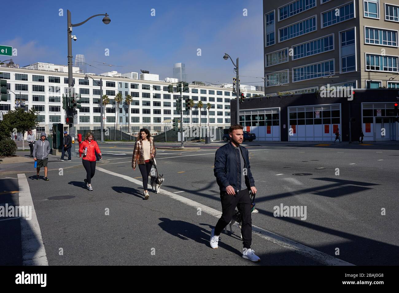 Les gens qui prennent une promenade matinale un dimanche dans le quartier de Mission Bay à San Francisco, Californie. Banque D'Images