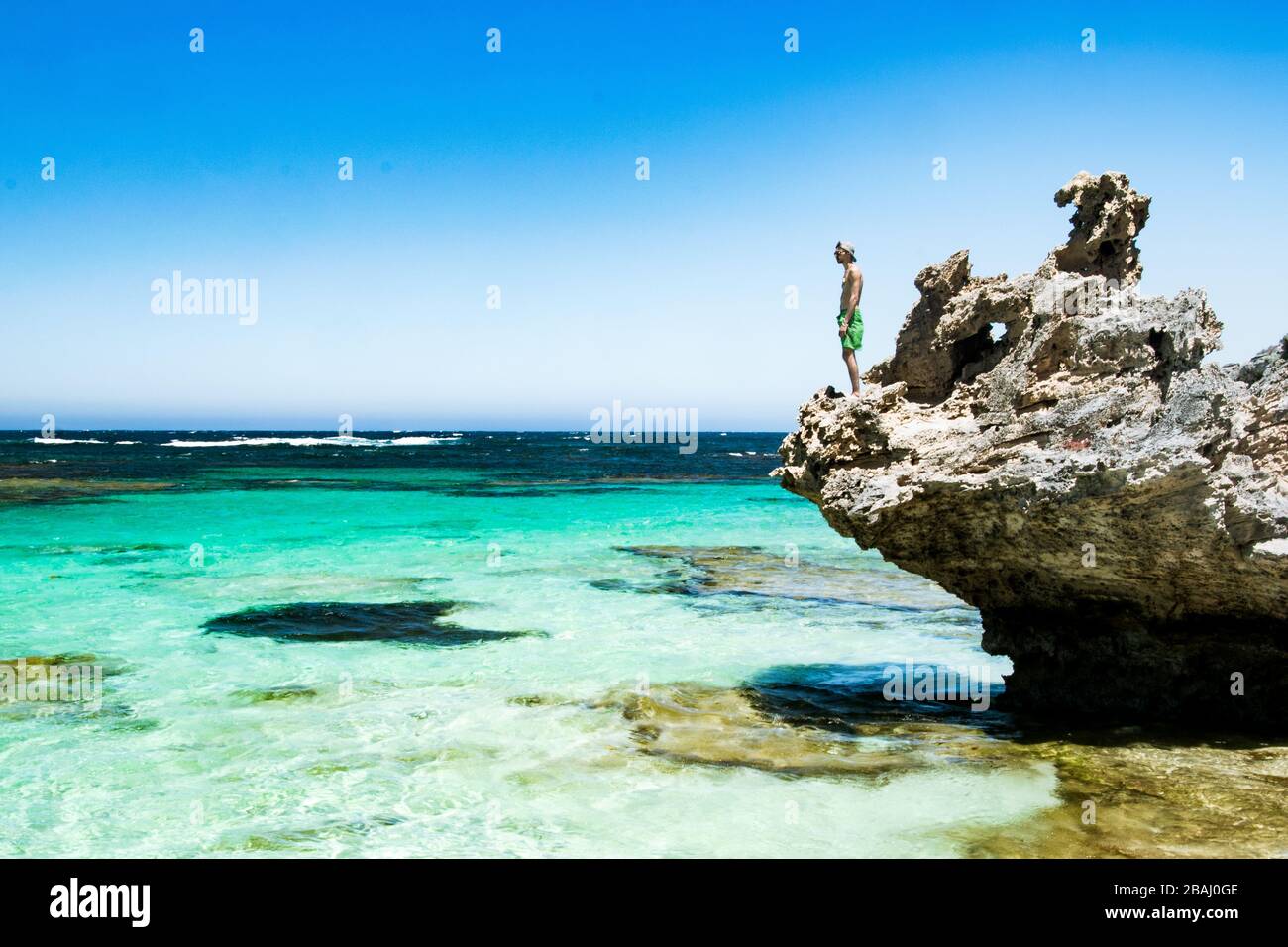 Admirez et faites de la plongée en apnée Cristal Clear Coastal Reef sur l'île de Rottnest, en Australie occidentale, à Perth Banque D'Images