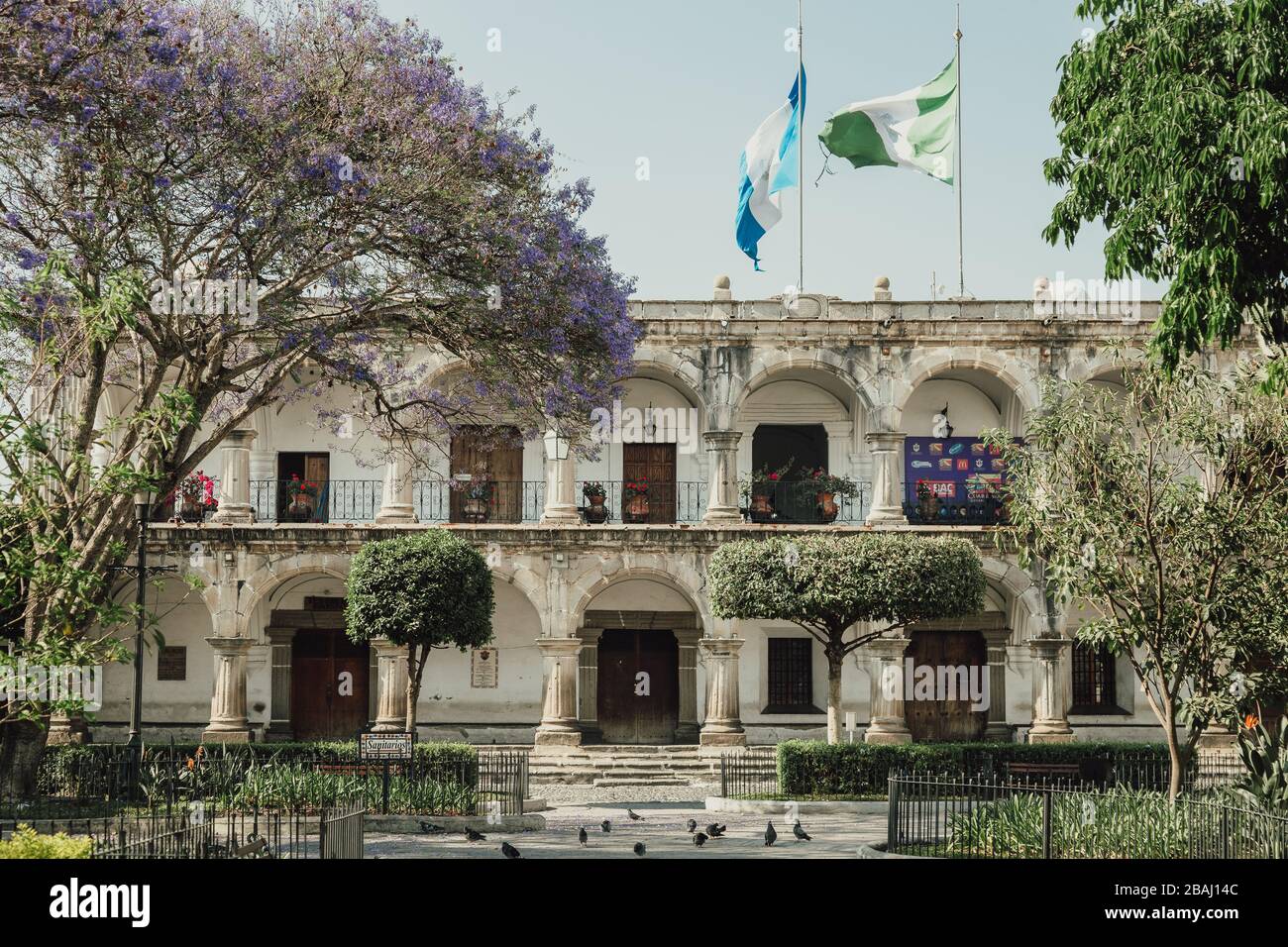 Les rues vides alors que le couvre-feu commence dans la colonie Antigua Guatemala, une destination touristique populaire, les entreprises fermées en raison de la quarantaine pandémique de coronavirus Banque D'Images