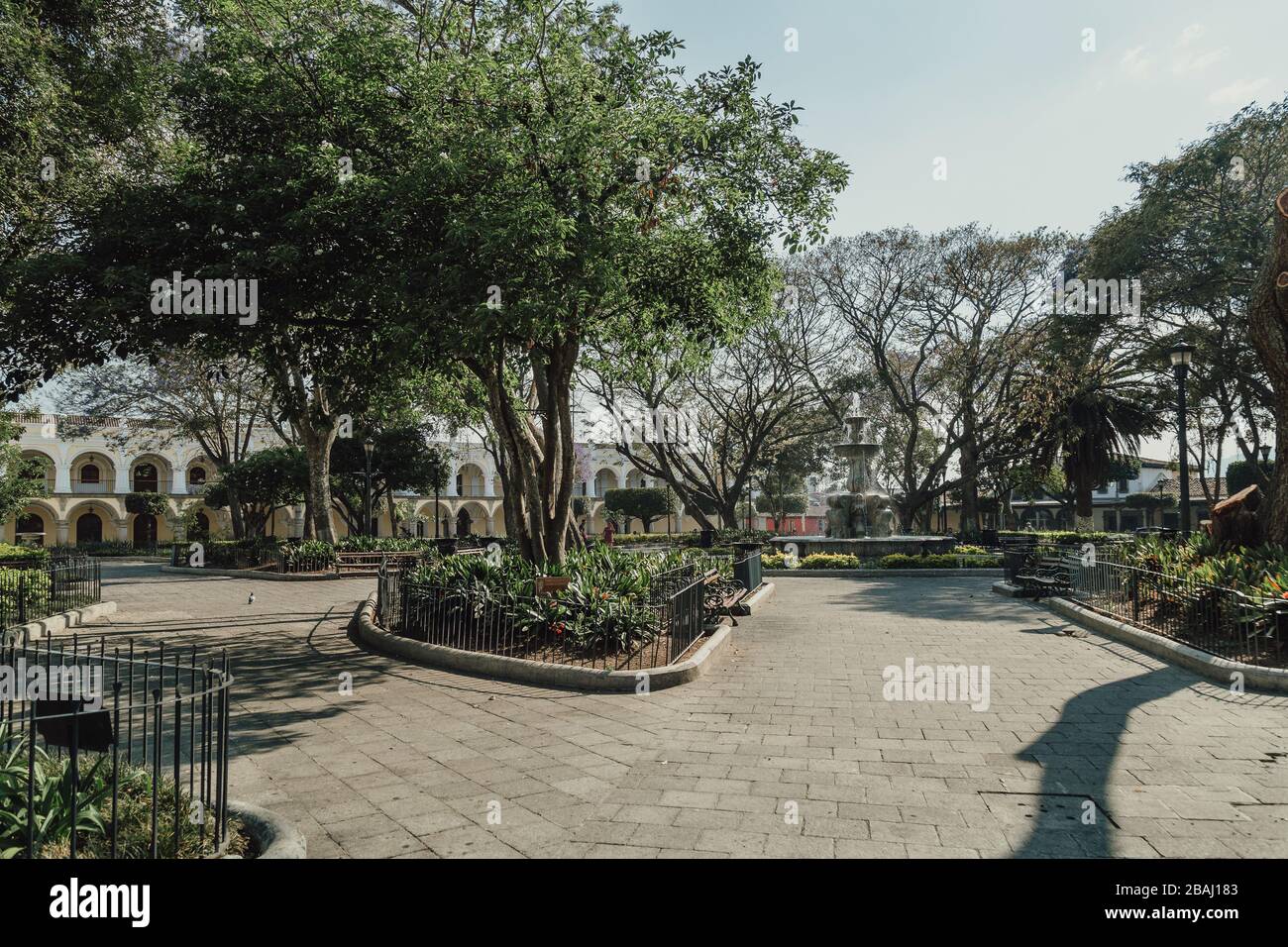 Les rues vides alors que le couvre-feu commence dans la colonie Antigua Guatemala, une destination touristique populaire, les entreprises fermées en raison de la quarantaine pandémique de coronavirus Banque D'Images