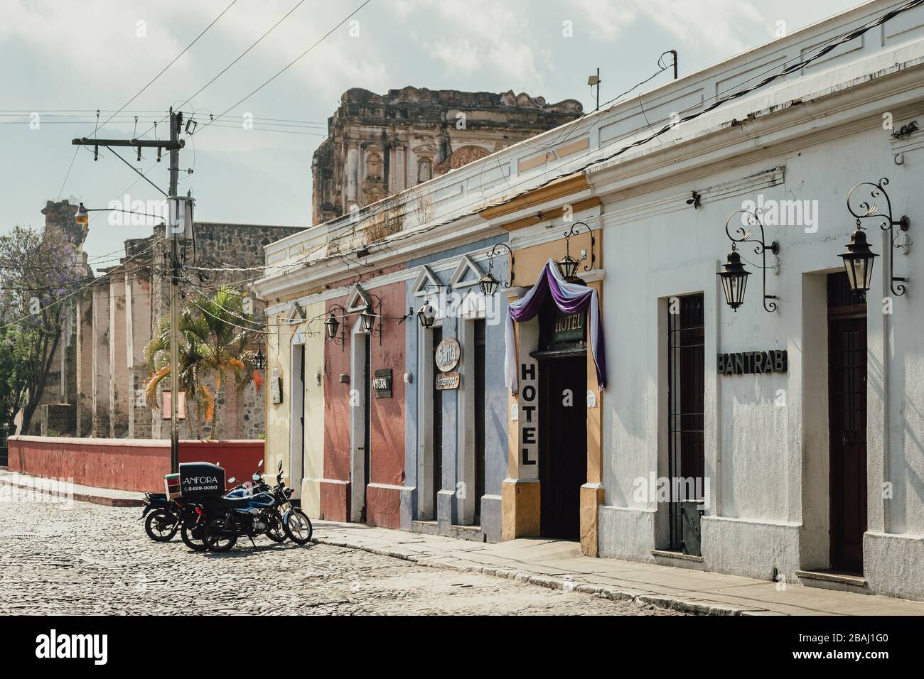 Les rues vides alors que le couvre-feu commence dans la colonie Antigua Guatemala, une destination touristique populaire, les entreprises fermées en raison de la quarantaine pandémique de coronavirus Banque D'Images