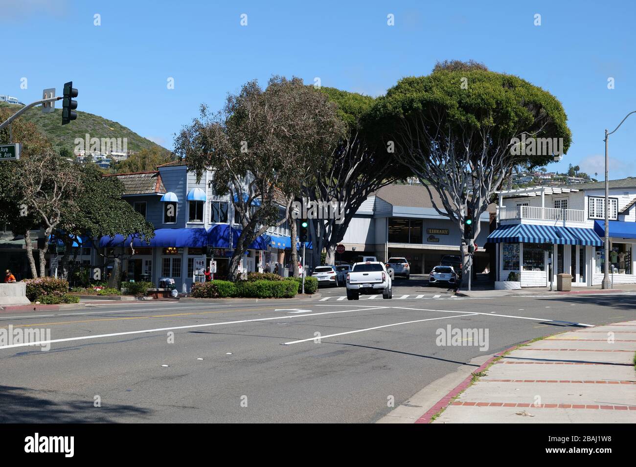 Laguna Beach, CA/USA - 23 mars 2020: Normalement bondée Pacific Coast Highway à Laguna Beach est désertée pendant la quarantaine du coronavirus Banque D'Images