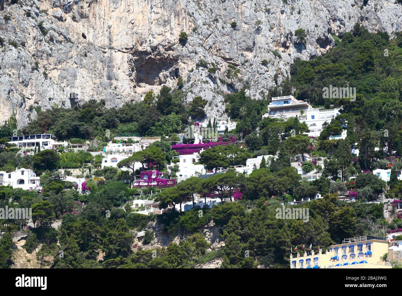 Capri, Italie: Vue générale de la belle île avec des maisons accrochant aux collines escarpées Banque D'Images