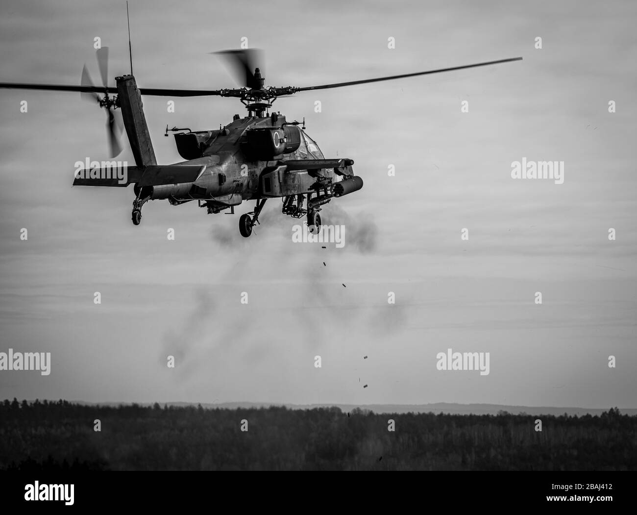 Un AH-64 Apache d'UNE compagnie, 1-3ème Bataillon de reconnaissance d'attaque, 12ème Brigade de l'aviation de combat engage des cibles en baisse avec son canon de 30 mm lors de tables de tir aérien sur le 5 mars 2020. (ÉTATS-UNIS Photo de l'armée du Maj. Robert Fellingham) (la photo a été changée de couleur en noir et blanc pour effet visuel) Banque D'Images
