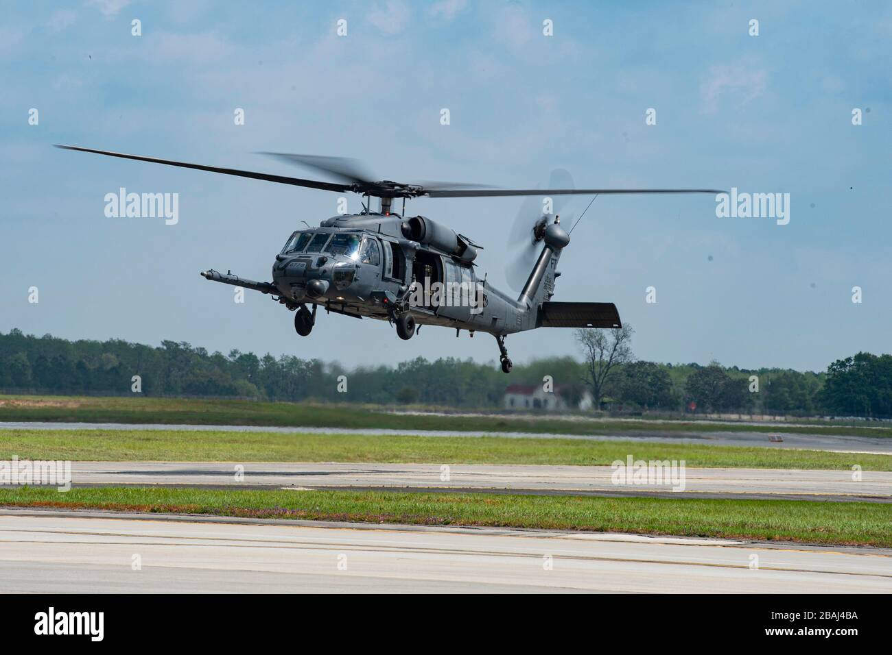 Un faucon de Pave HH-60 vibrera le 27 mars 2020 à la base de la Force aérienne de Moody, Géorgie. Le 41ème Escadron de sauvetage maintient des opérations d’équilibre des risques pendant la pandémie de COVID-19 afin de maintenir la préparation de la mission d’attaque-sauvetage-emporter de la 23e Escadre. (ÉTATS-UNIS Photo de la Force aérienne par Airman 1ère classe Azaria E. Foster) Banque D'Images