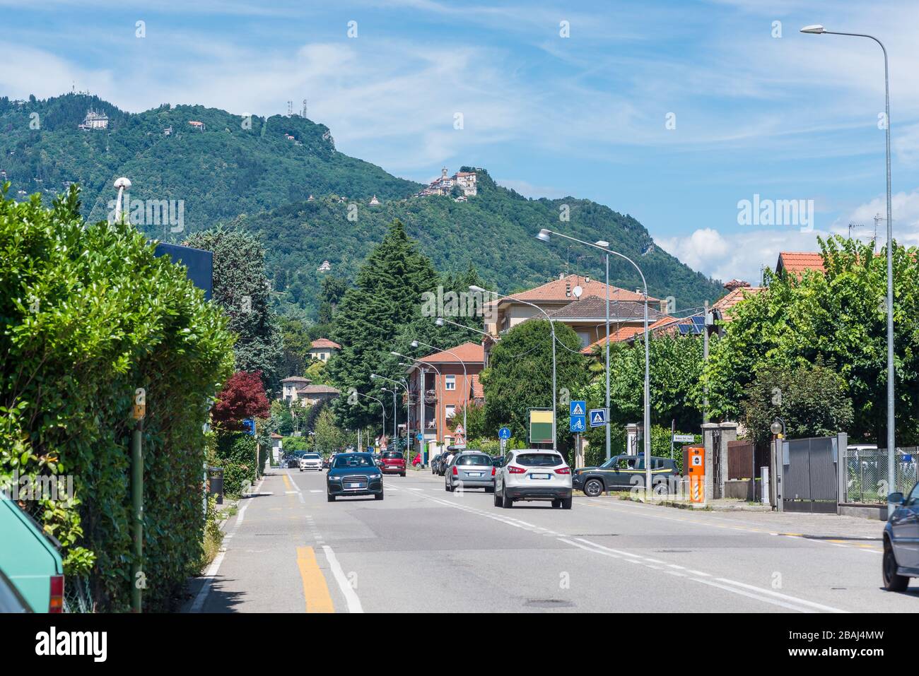 Ville de Varese avec le Campo dei Fiori et le village de Sacro Monte Banque D'Images